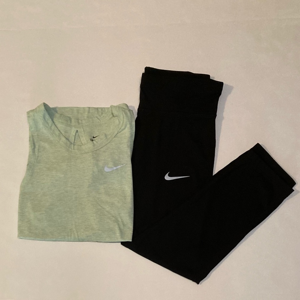Nike women’s crapri leggings and shirt bundle
